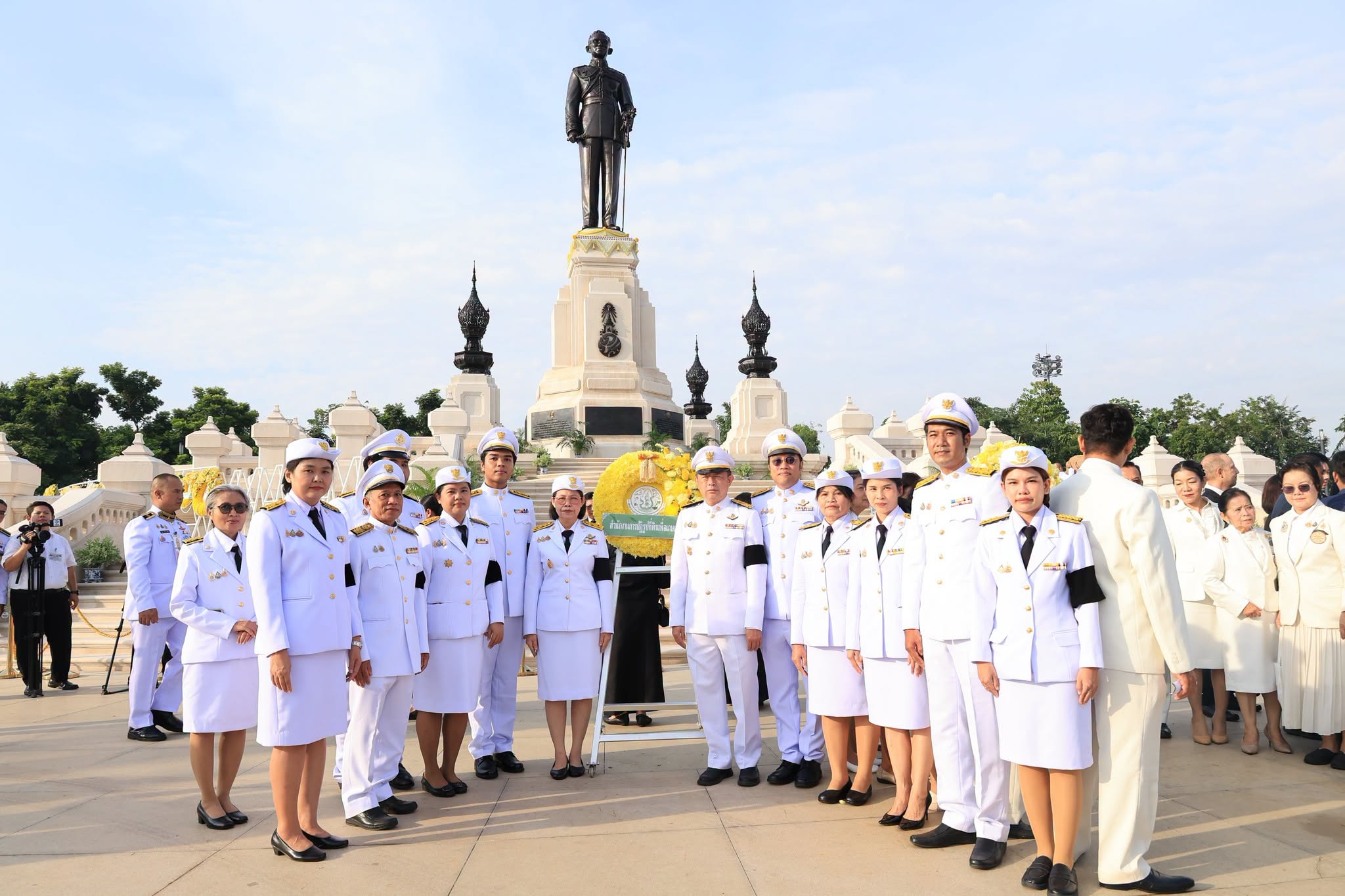title - ส.ป.ก. ร่วมวางพวงมาลาถวายบังคมพระบรมราชานุสาวรีย์พระบาทสมเด็จพระบรมชนกาธิเบศร มหาภูมิพลอดุลยเดชมหาราช บรมนาถบพิตร เนื่องใน 